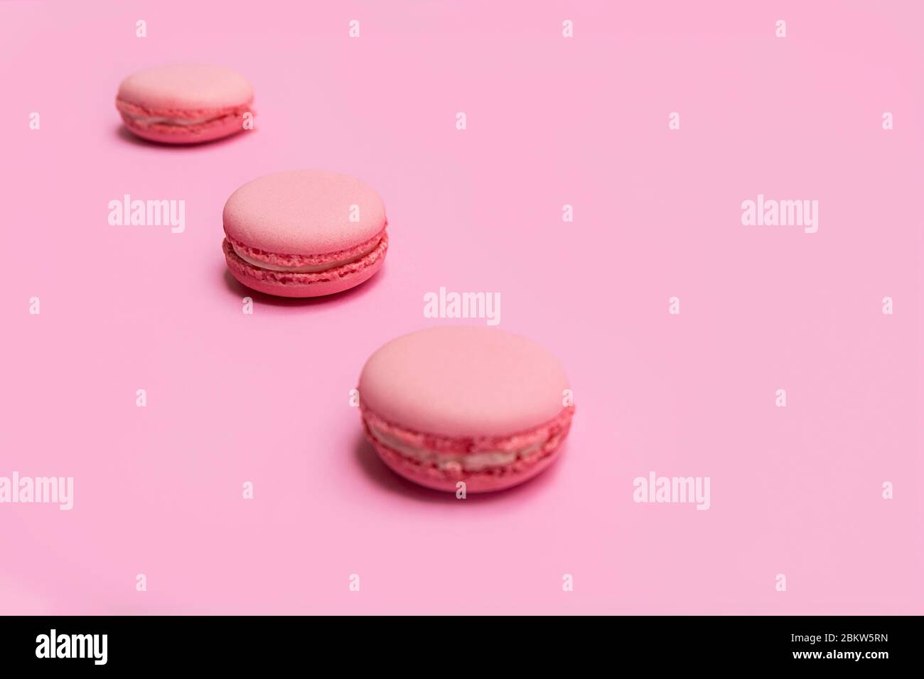 Macarons français rose pastel ou macarons avec espace pour le texte Banque D'Images