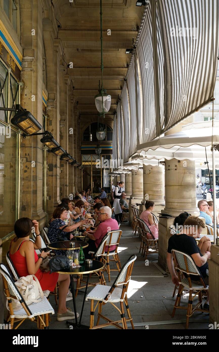 Le Nemours Cafe sur place Colette par le Palais-Royal.Paris.France Banque D'Images