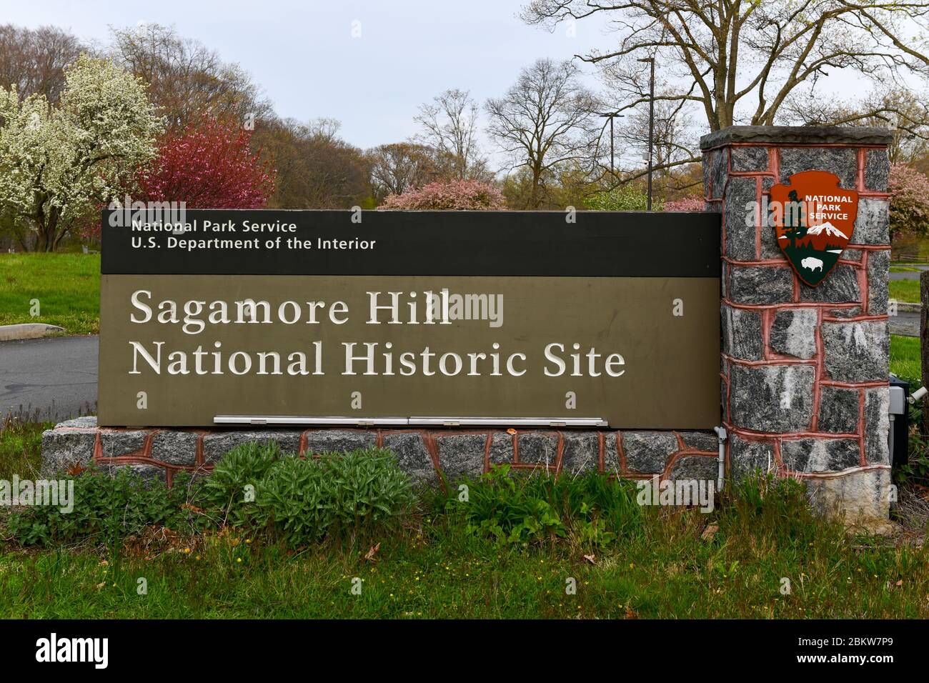 Oyster Bay, New York - 25 avril 2020 : panneau à l'entrée du lieu historique national de Sagamore Hill à long Island, New York. Banque D'Images