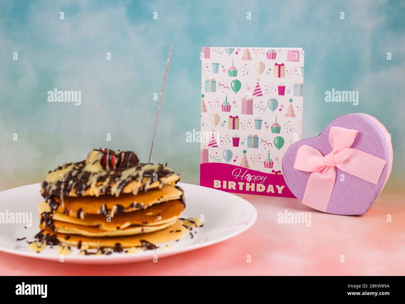 Crêpes d'anniversaire avec carte d'anniversaire et cadeau Banque D'Images