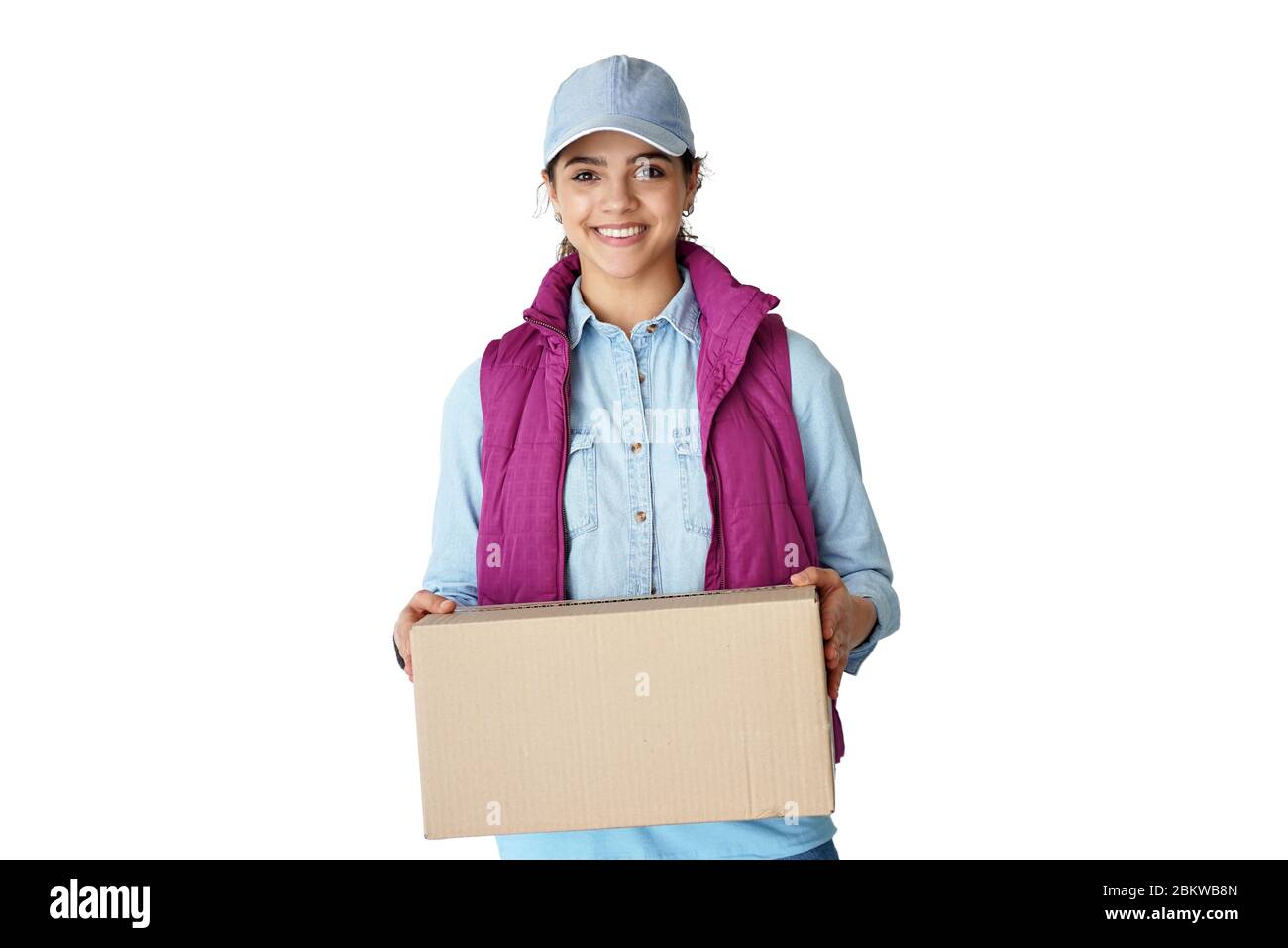 Jeune femme hispanique souriante, messagerie tenant une boîte de livraison isolée sur blanc. Banque D'Images
