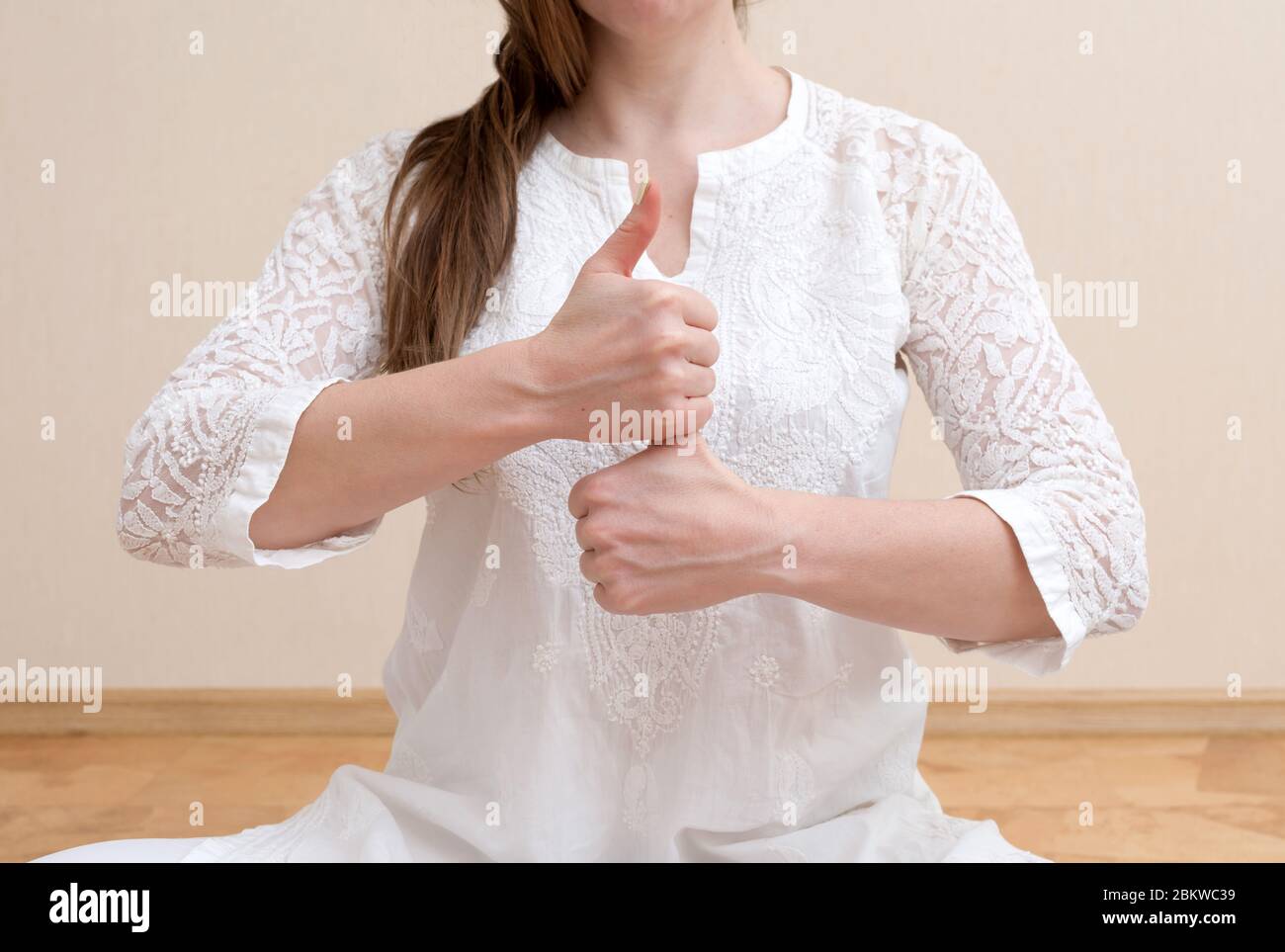Femme faisant la méditation, le yoga mudras des mains. Poses de yoga. Kundalini yoga. Kundalini yoga. Banque D'Images