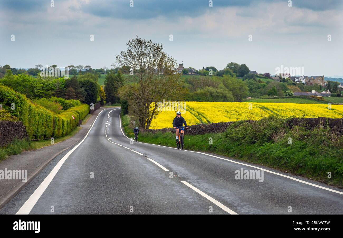 Cyclistes qui s'exercent sur des routes sans voitures, Peak District, Derbyshire Banque D'Images