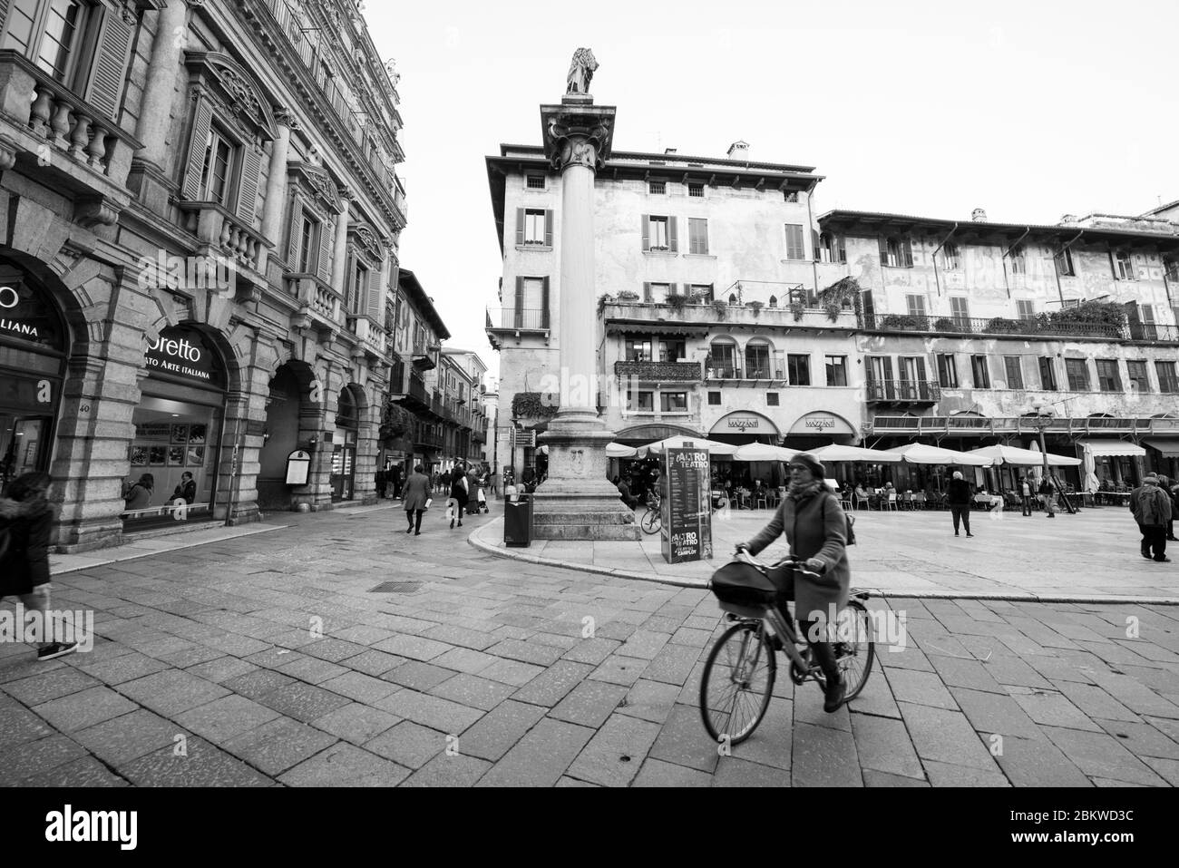 VÉRONE, ITALIE - 14, MARS 2018 : photo en noir et blanc de l'ancienne architecture Piazza delle Erbe, visite de Vérone, Italie Banque D'Images