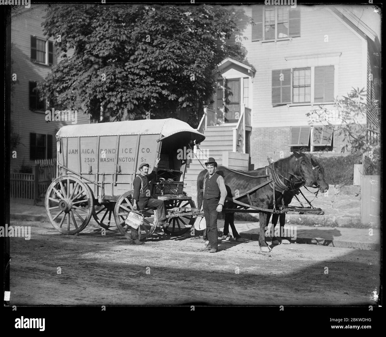 Iceman et aide avec la Jamaïque wagon Pond Ice Co., Boston, Massachusetts Banque D'Images