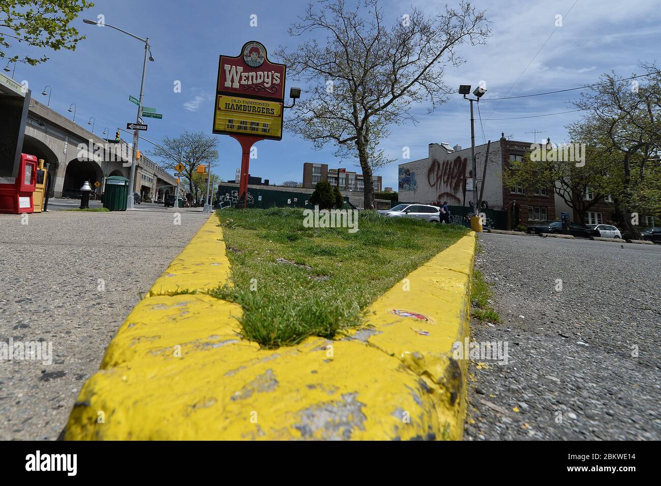 New York, États-Unis. 05e mai 2020. Certaines chaînes de restauration rapide de Wendy tirent temporairement des hamburgers de leur menu, car la pandémie COVID-19 touche les travailleurs de la chaîne d'approvisionnement en viande aux États-Unis, image d'un restaurant Wendy's à New York, NY, le 5 mai 2020. (Anthony Behar/Sipa USA) crédit: SIPA USA/Alay Live News Banque D'Images