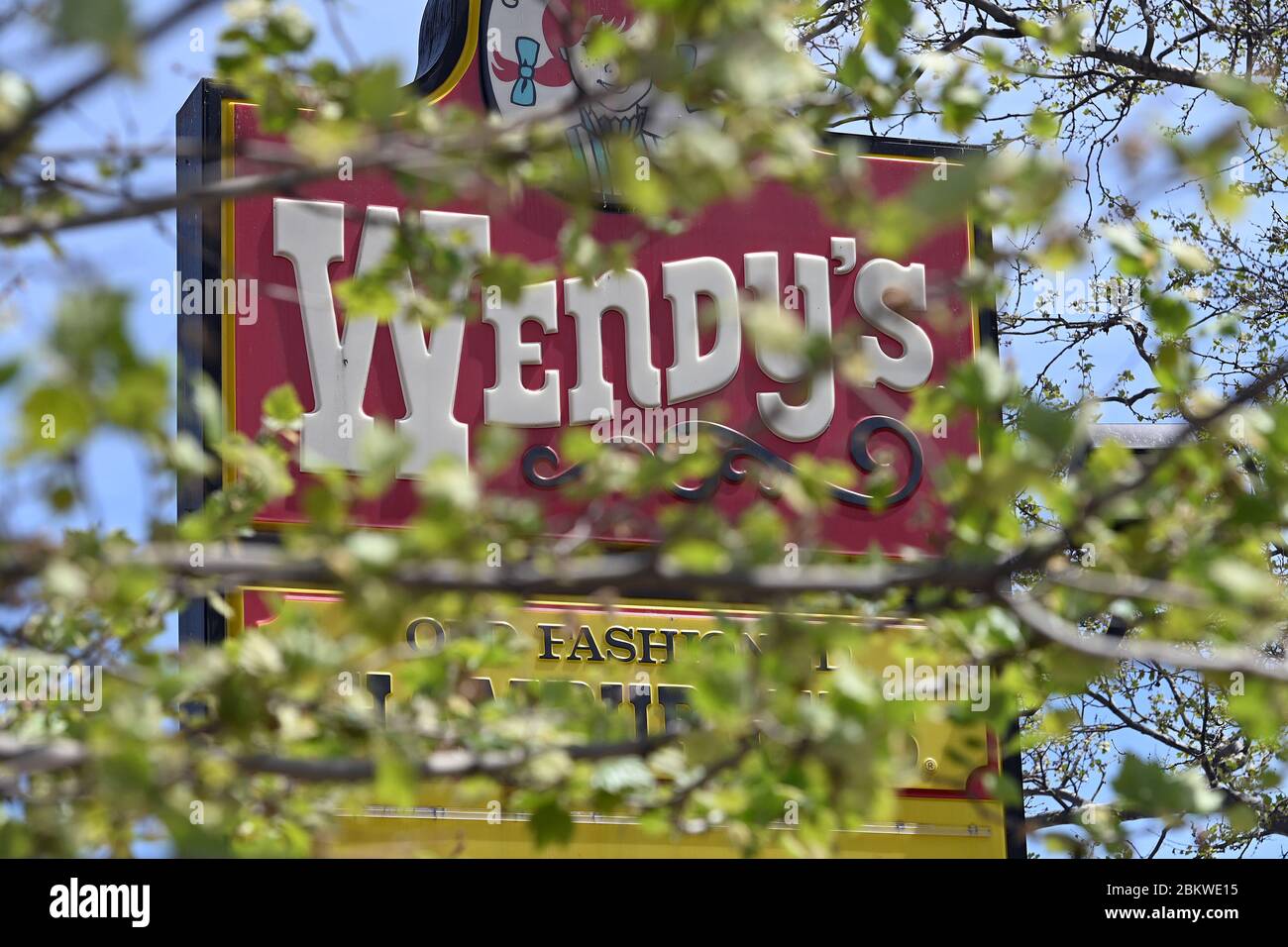 New York, États-Unis. 05e mai 2020. Certaines chaînes de restauration rapide de Wendy tirent temporairement des hamburgers de leur menu, car la pandémie COVID-19 touche les travailleurs de la chaîne d'approvisionnement en viande aux États-Unis, image d'un restaurant Wendy's à New York, NY, le 5 mai 2020. (Anthony Behar/Sipa USA) crédit: SIPA USA/Alay Live News Banque D'Images