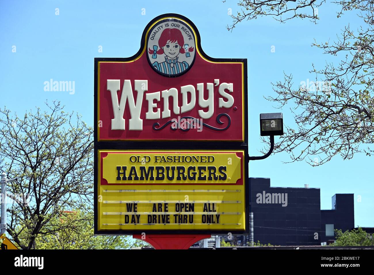 New York, États-Unis. 05e mai 2020. Certaines chaînes de restauration rapide de Wendy tirent temporairement des hamburgers de leur menu, car la pandémie COVID-19 touche les travailleurs de la chaîne d'approvisionnement en viande aux États-Unis, image d'un restaurant Wendy's à New York, NY, le 5 mai 2020. (Anthony Behar/Sipa USA) crédit: SIPA USA/Alay Live News Banque D'Images