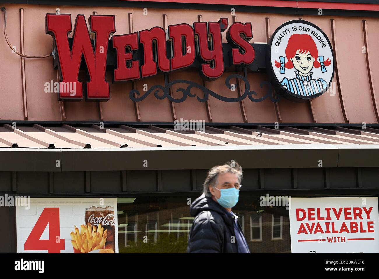 New York, États-Unis. 05e mai 2020. Certaines chaînes de restauration rapide de Wendy tirent temporairement des hamburgers de leur menu, car la pandémie COVID-19 touche les travailleurs de la chaîne d'approvisionnement en viande aux États-Unis, image d'un restaurant Wendy's à New York, NY, le 5 mai 2020. (Anthony Behar/Sipa USA) crédit: SIPA USA/Alay Live News Banque D'Images