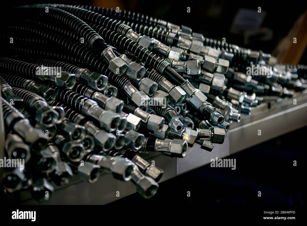 Stock de pièces de rechange pour voitures. Flexibles de frein pneumatique. Extrémités de flexible hydraulique en métal. Banque D'Images