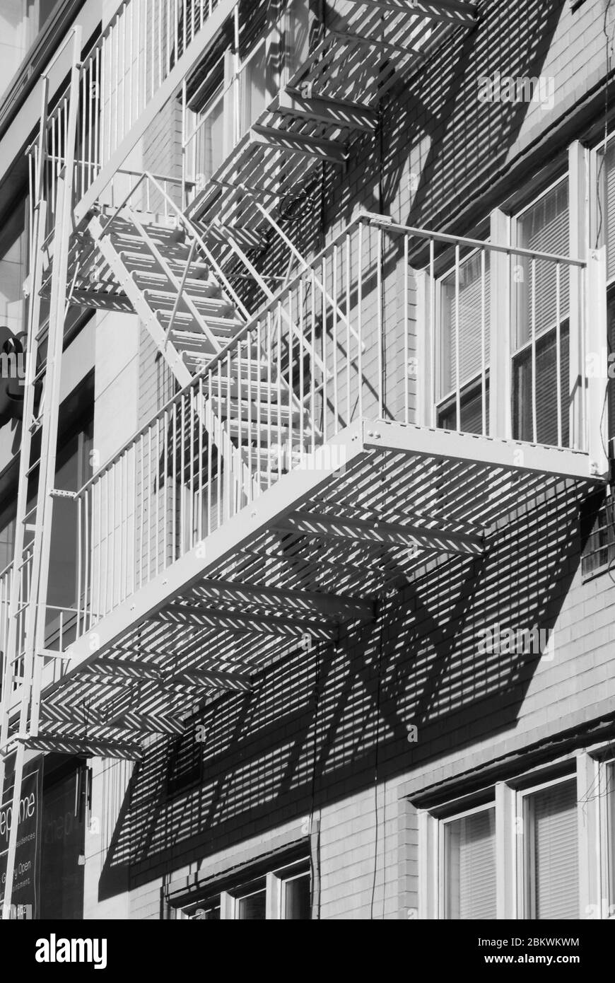 Le feu s'échappe Escaliers balcons marches Manhattan New York City, États-Unis Banque D'Images