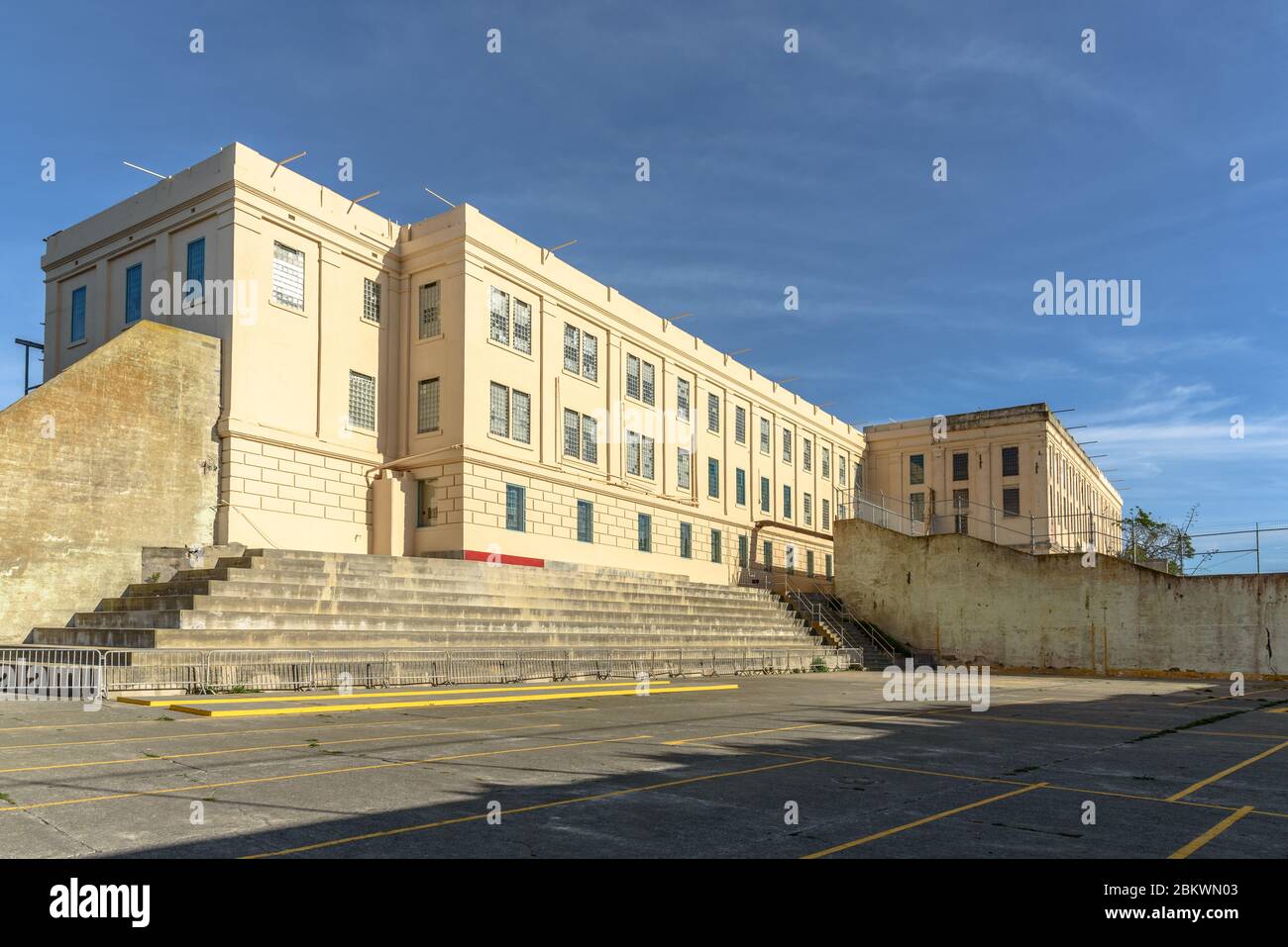 La cour d'exercice vide du pénitencier fédéral d'Alcatraz Banque D'Images