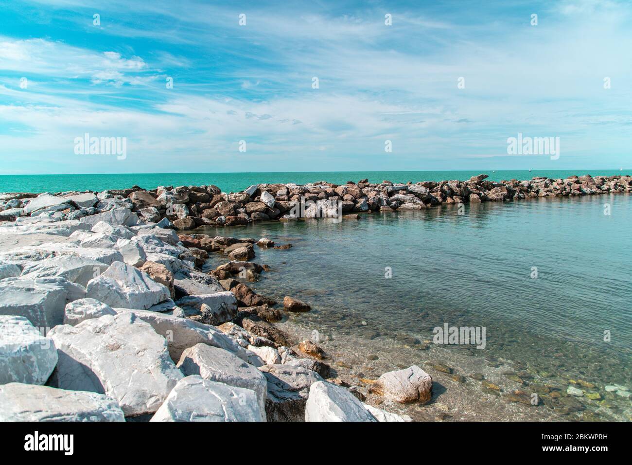 Marina di Pisa, rocher sur la côte à midi. Mer Méditerranée. Banque D'Images