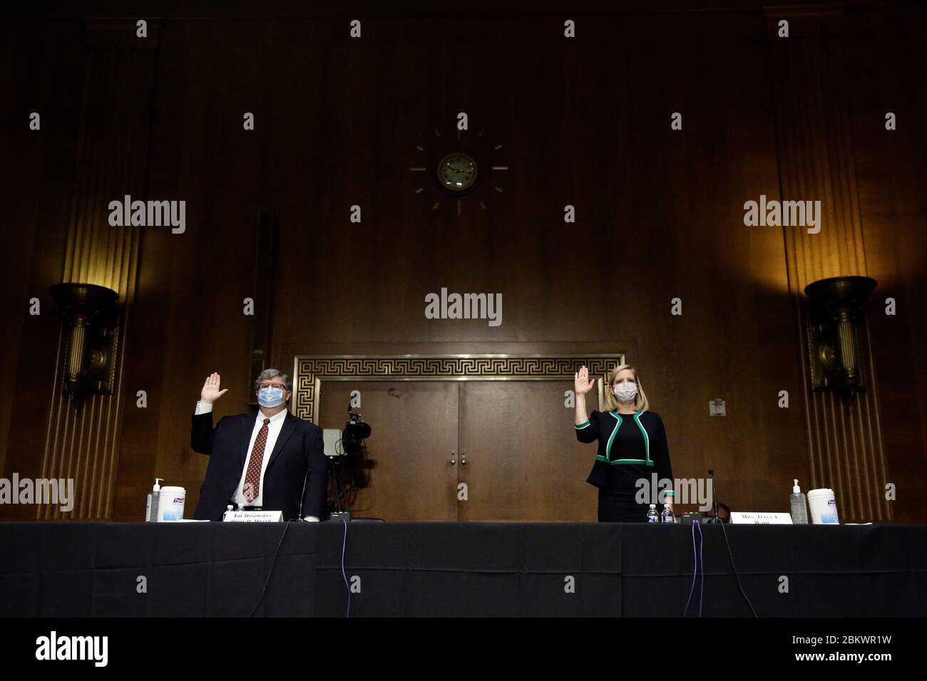 L'honorable Brian Miller (L) et Dana Wade (R) sont assermentés lors d'une audience de confirmation devant le Comité sénatorial des banques, du logement et des affaires urbaines le 5 mai 2020 à l'édifice Dirksen du bureau du Sénat, à Capitol Hill, à Washington. Brian Miller deviendra inspecteur général spécial pour la reprise en cas de pandémie au ministère du Trésor des États-Unis et Dana Wade deviendra secrétaire adjointe du ministère du logement et du développement urbain des États-Unis si elle est confirmée. Crédit : Alex Wong/Pool via CNP | utilisation dans le monde entier Banque D'Images