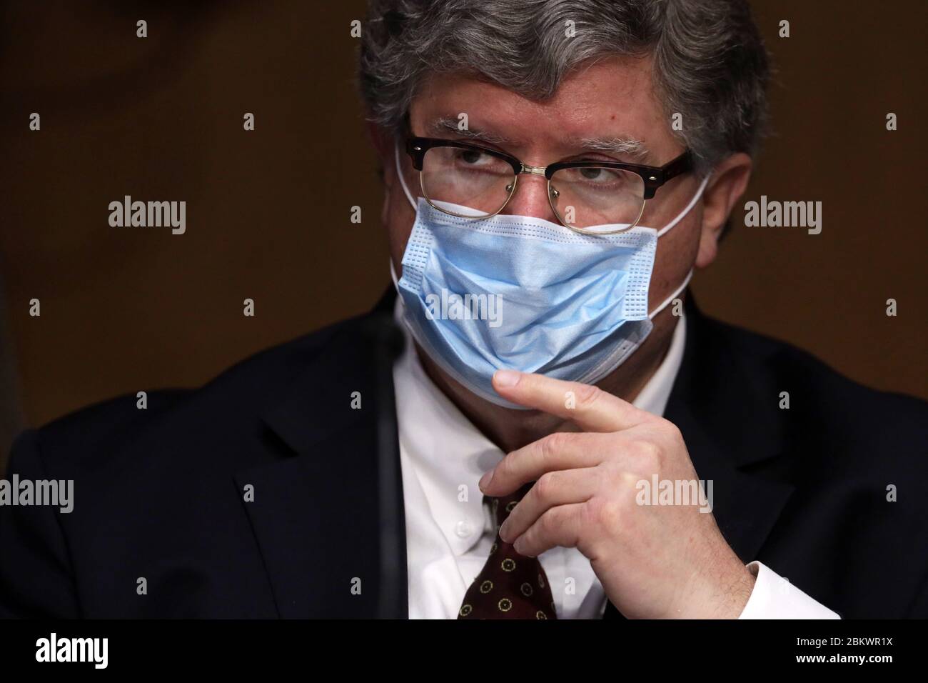 L'honorable Brian Miller ajuste son masque comme il le témoigne lors d'une audience de confirmation devant le Comité sénatorial des banques, du logement et des affaires urbaines le 5 mai 2020 à l'édifice Dirksen du bureau du Sénat, à Capitol Hill, à Washington. Brian Miller deviendra inspecteur général spécial pour la reprise en cas de pandémie au ministère des Finances des États-Unis si cela est confirmé. Crédit : Alex Wong/Pool via CNP | utilisation dans le monde entier Banque D'Images
