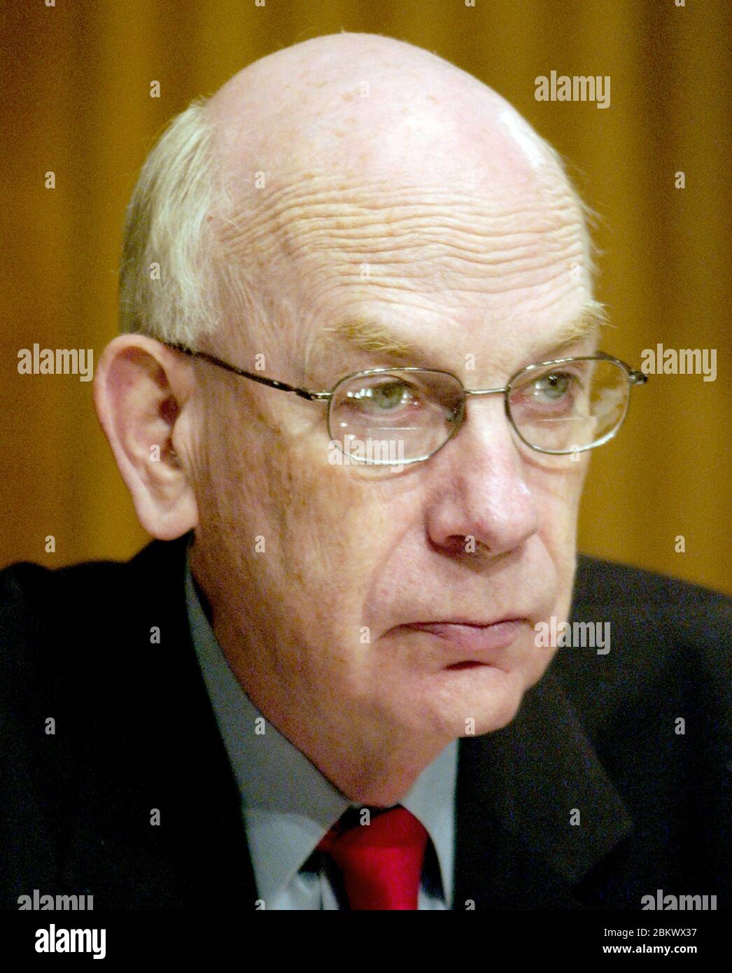 Le sénateur américain Robert F. Bennett (républicain de l'Utah) écoute le témoignage du président de la Réserve fédérale Alan Greenspan devant le Comité sénatorial américain des banques, du logement et des affaires urbaines sur la réforme réglementaire des entreprises parrainées par le gouvernement (GSE) à Washington, D.C., le 6 avril 2005. Crédit: Ron Sachs / CNP / MediaPunch Banque D'Images