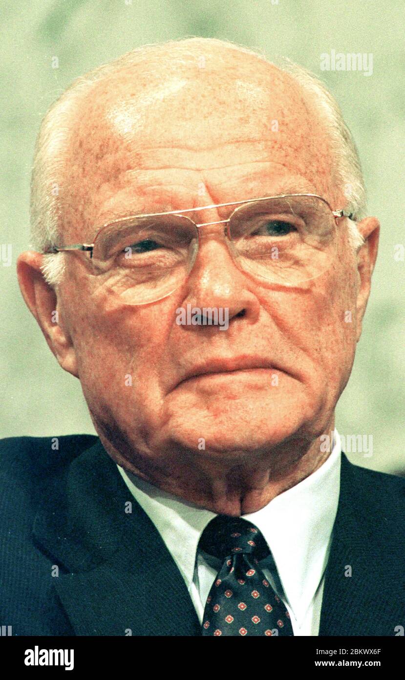 Le sénateur américain John H. Glenn Jr. (Démocrate de l'Ohio) est le membre minoritaire de rang du Comité des affaires gouvernementales du Sénat américain qui enquête sur les abus présumés du financement de campagne en 1996, photographié à Washington, D.C., le 8 juillet 1997. Glenn a servi dans les Marines pendant 22 ans et est aussi le premier américain à Orbit la Terre. Il a également été président du Comité de 1986 à 1994. A été impliqué dans le scandale de 'Keating 5' et a été reconnu coupable de mauvais jugement. Glenn ne cherchera pas à se faire réélire en 1998. Il a ensuite été affecté comme spécialiste de la charge utile sur le STS95 mi Banque D'Images