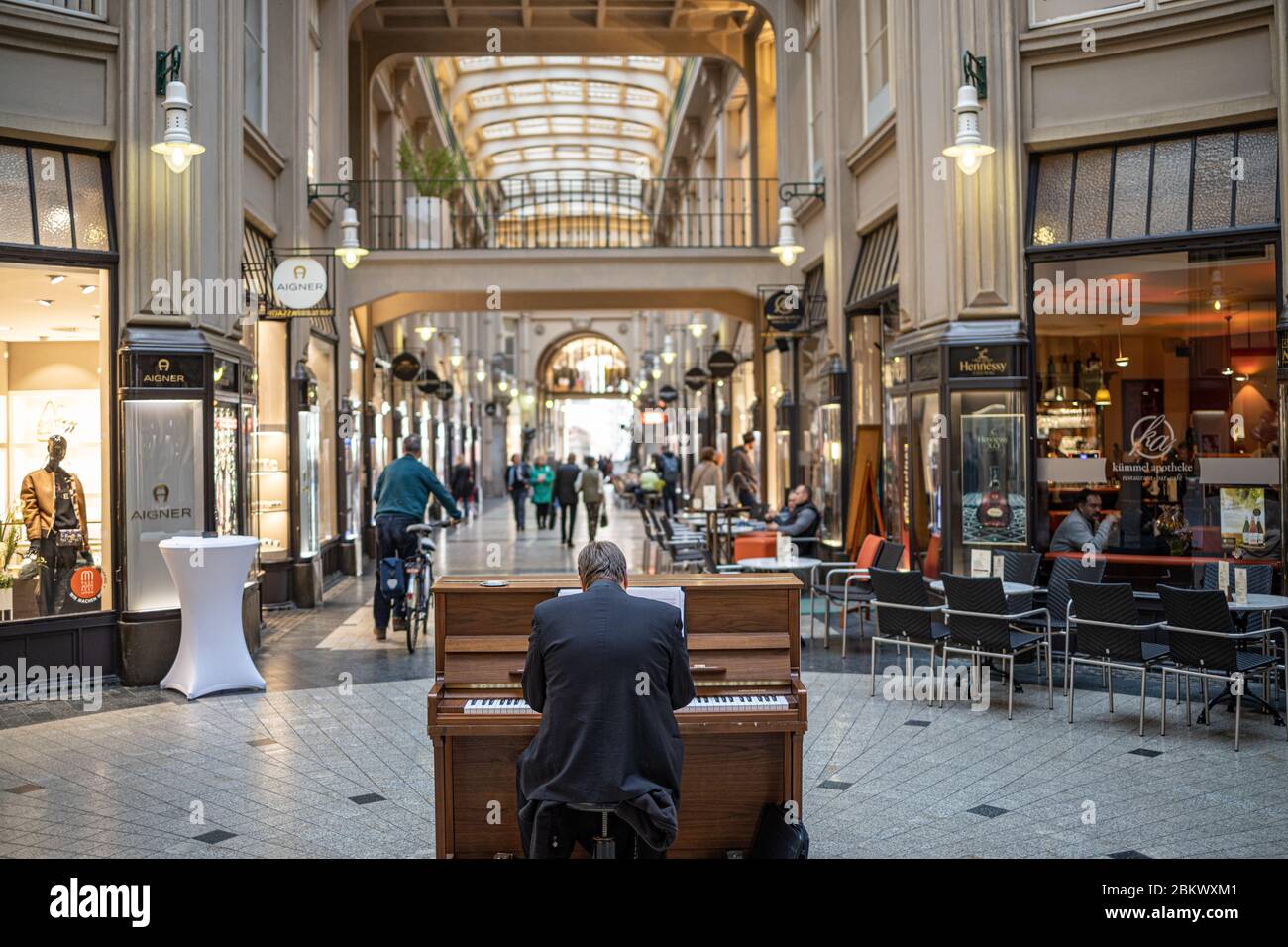 Leipzig, Allemagne, 09-18-2019 un homme avec piano dans le Mädlerpassage Banque D'Images