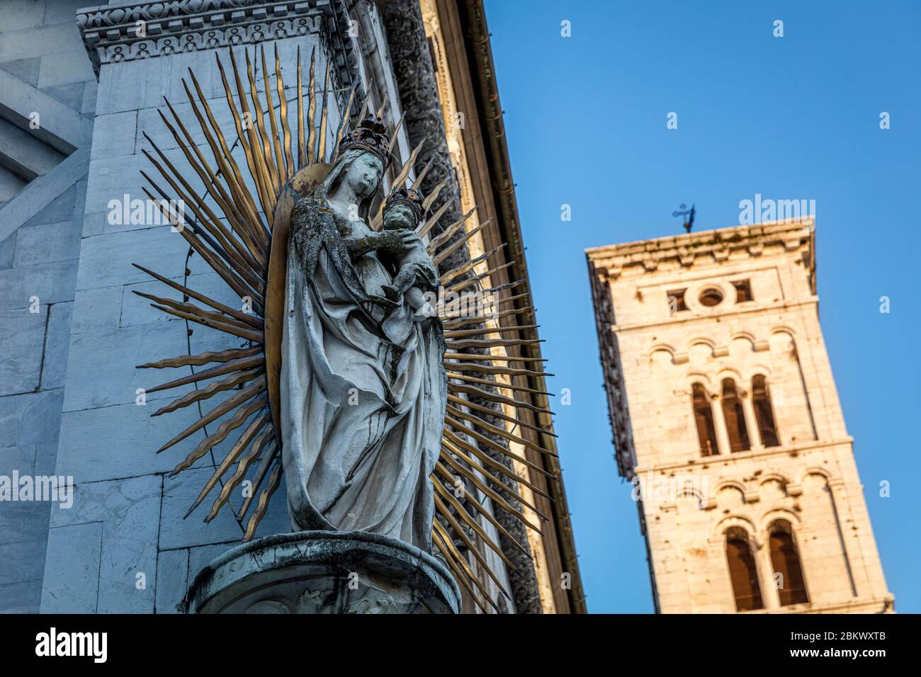 Soirée lumière du soleil sur le Campanile avec Madonna et enfant sur Chiesa di San Michele, Lucca, Toscane, Italie Banque D'Images