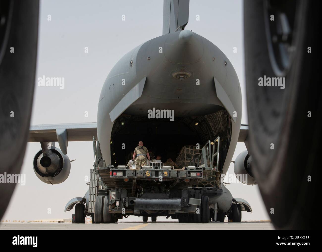 Un Airman déployé à la 386e Escadre expéditionnaire aérienne manœuvre des cargaisons sur un C-17 Globemaster III à la base aérienne Ali Al Salem, au Koweït, le 2 mai 2020. Le 386e AEW sert de plaque tournante et de passerelle principale pour la fourniture de puissance de combat aux forces de coalition dans la zone de responsabilité du Commandement central des États-Unis. (ÉTATS-UNIS Photo de la Force aérienne par le premier Airman Isaiah J. Soliz) Banque D'Images