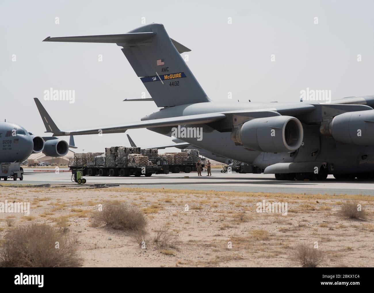 Les aviateurs de la 386e Escadre expéditionnaire aérienne se préparent à charger des cargaisons sur un C-17 Globemaster III, déployé à la base interarmées McGuire-dix Lakehurst (N.J.), à la base aérienne Ali Al Salem (Koweït), le 2 mai 2020. La 386e AEW est la porte du théâtre du Commandement central des États-Unis et est responsable de fournir une puissance de combat décisive et un soutien sans précédent au théâtre. (ÉTATS-UNIS Photo de la Force aérienne par le premier Airman Isaiah J. Soliz) Banque D'Images