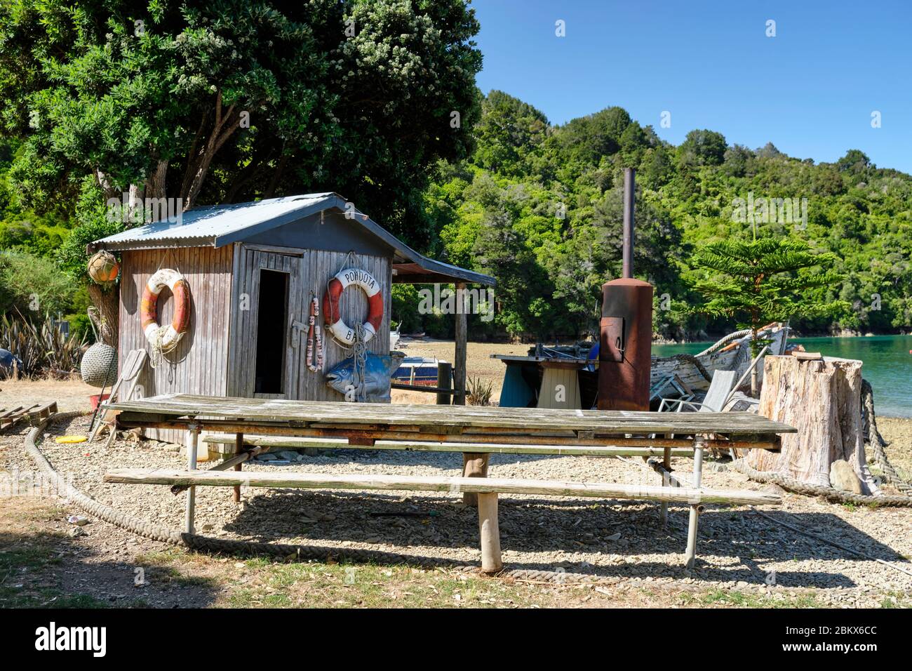 Petite cabane de pêcheur en bord de mer dans le village de Bulwer, Marlborough Sounds. Banque D'Images