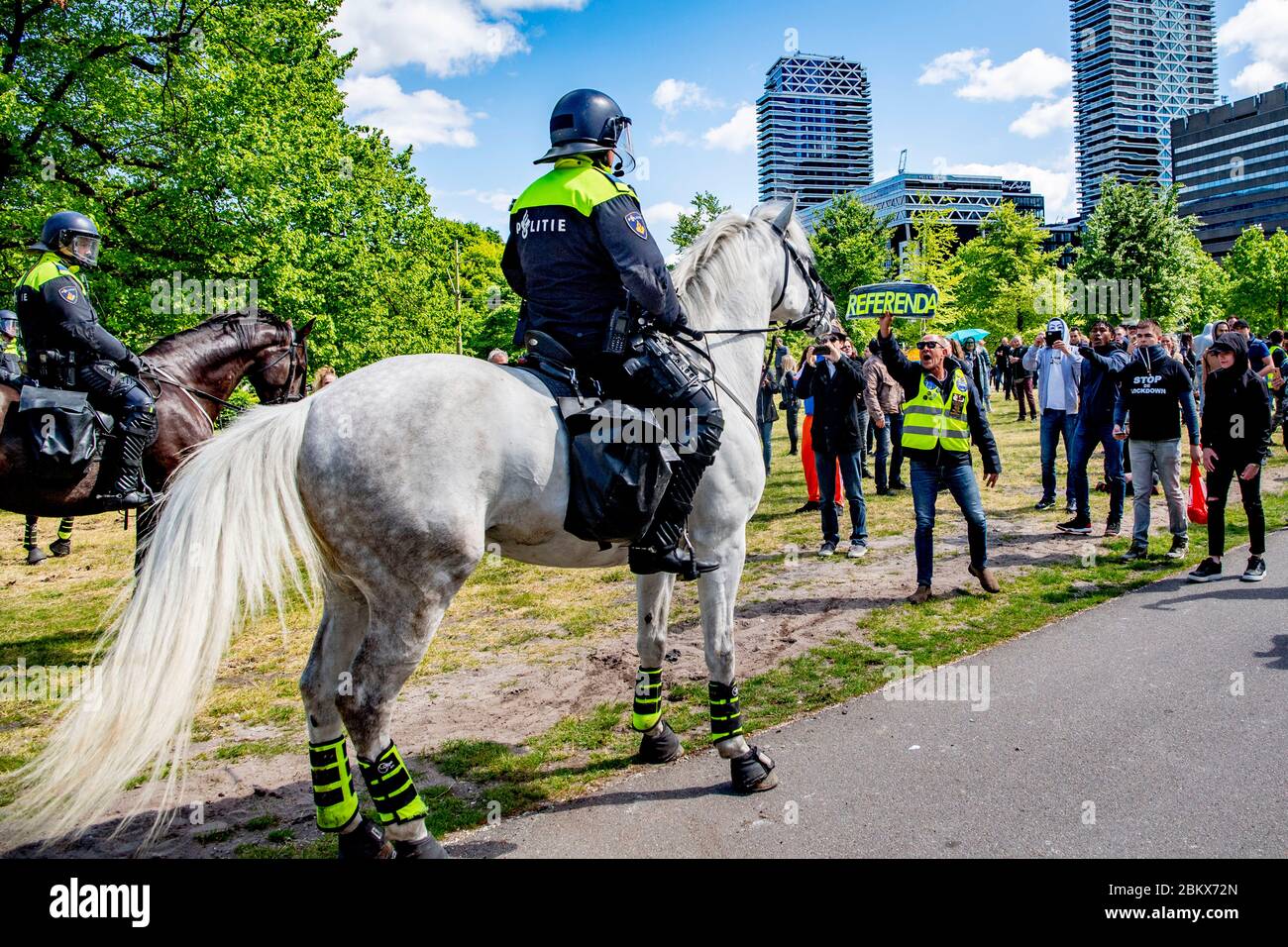 Des dizaines de militants anti-verrouillage ont été arrêtés alors qu'ils manifestaient contre les mesures du virus corona à la Haye. Banque D'Images