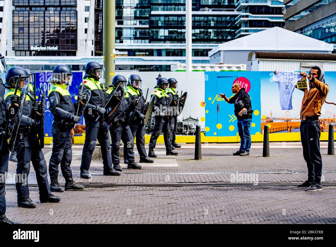 Des dizaines de militants anti-verrouillage ont été arrêtés alors qu'ils manifestaient contre les mesures du virus corona à la Haye. Banque D'Images