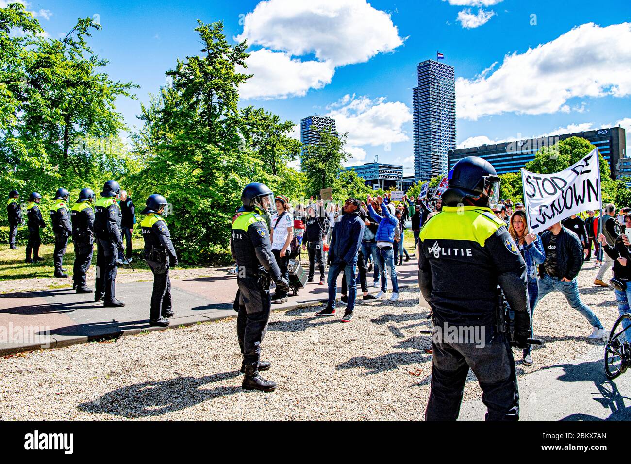 Des dizaines de militants anti-verrouillage ont été arrêtés alors qu'ils manifestaient contre les mesures du virus corona à la Haye. Banque D'Images