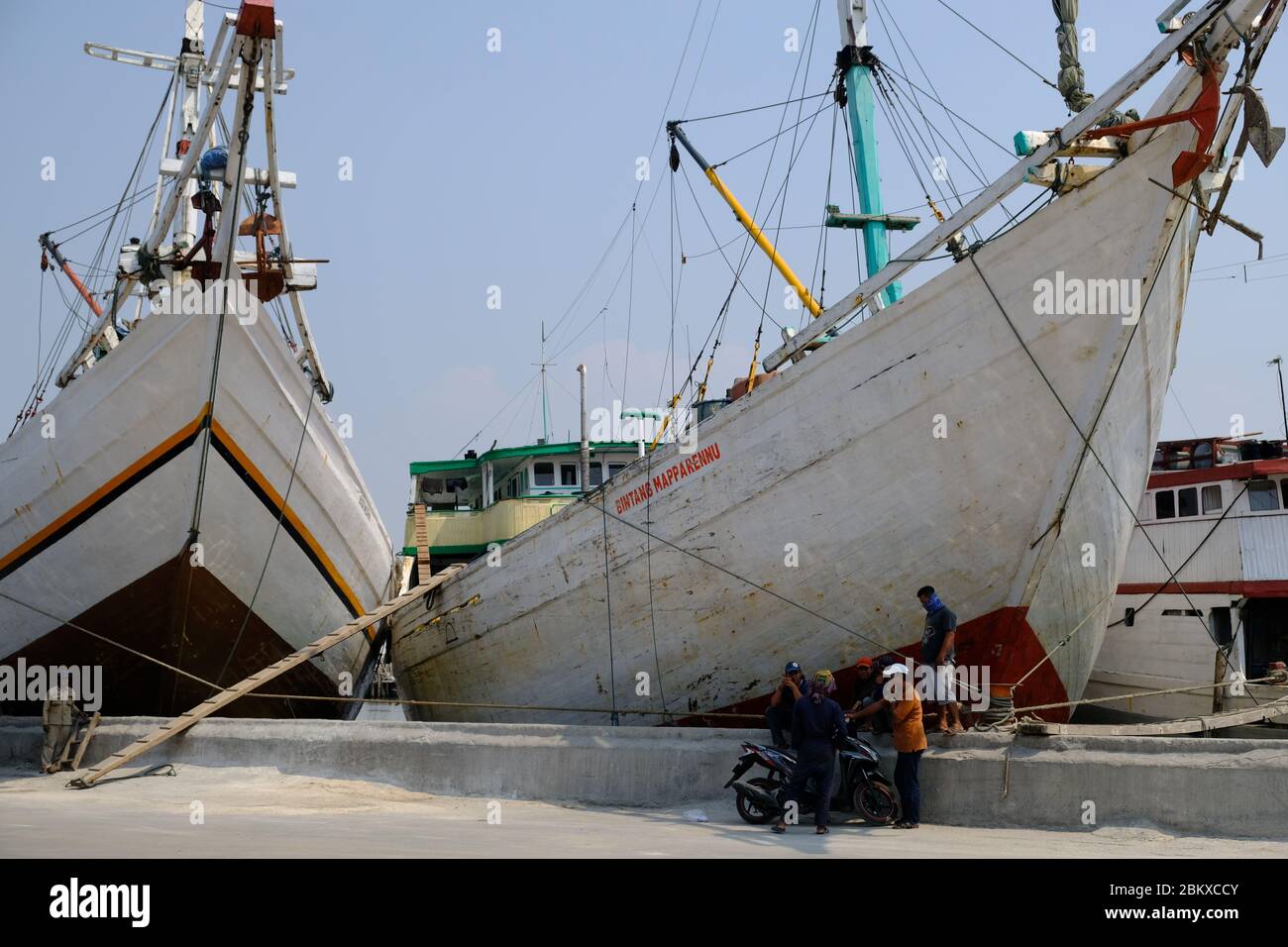 Jakarta Indonésie - vieux port Sunda Kelapa navires en bois Banque D'Images