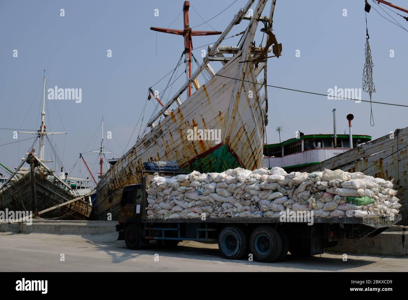 Jakarta Indonésie - Sunda Kelapa, navires en bois sur la jetée du port Banque D'Images