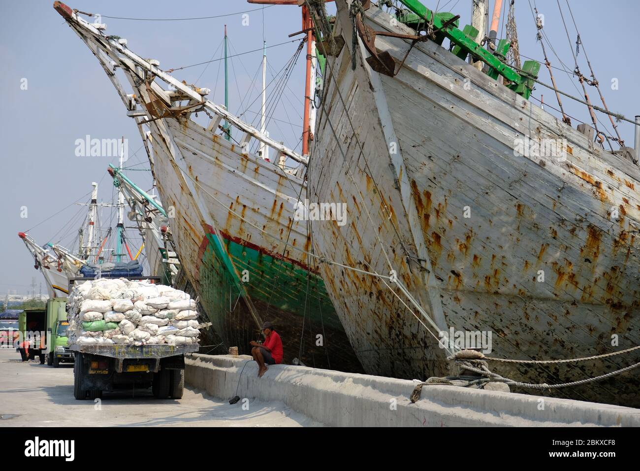 Jakarta Indonésie - Sunda Kelapa, navires en bois sur la jetée du port Banque D'Images