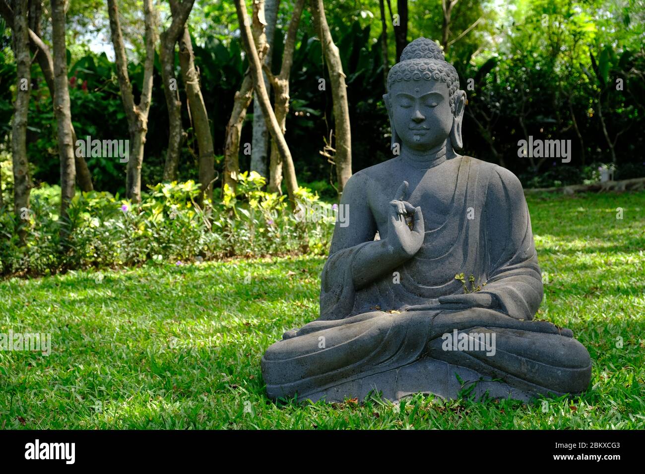 Yogyakarta Indonésie - méditant la statue de Bouddha dans le jardin Banque D'Images