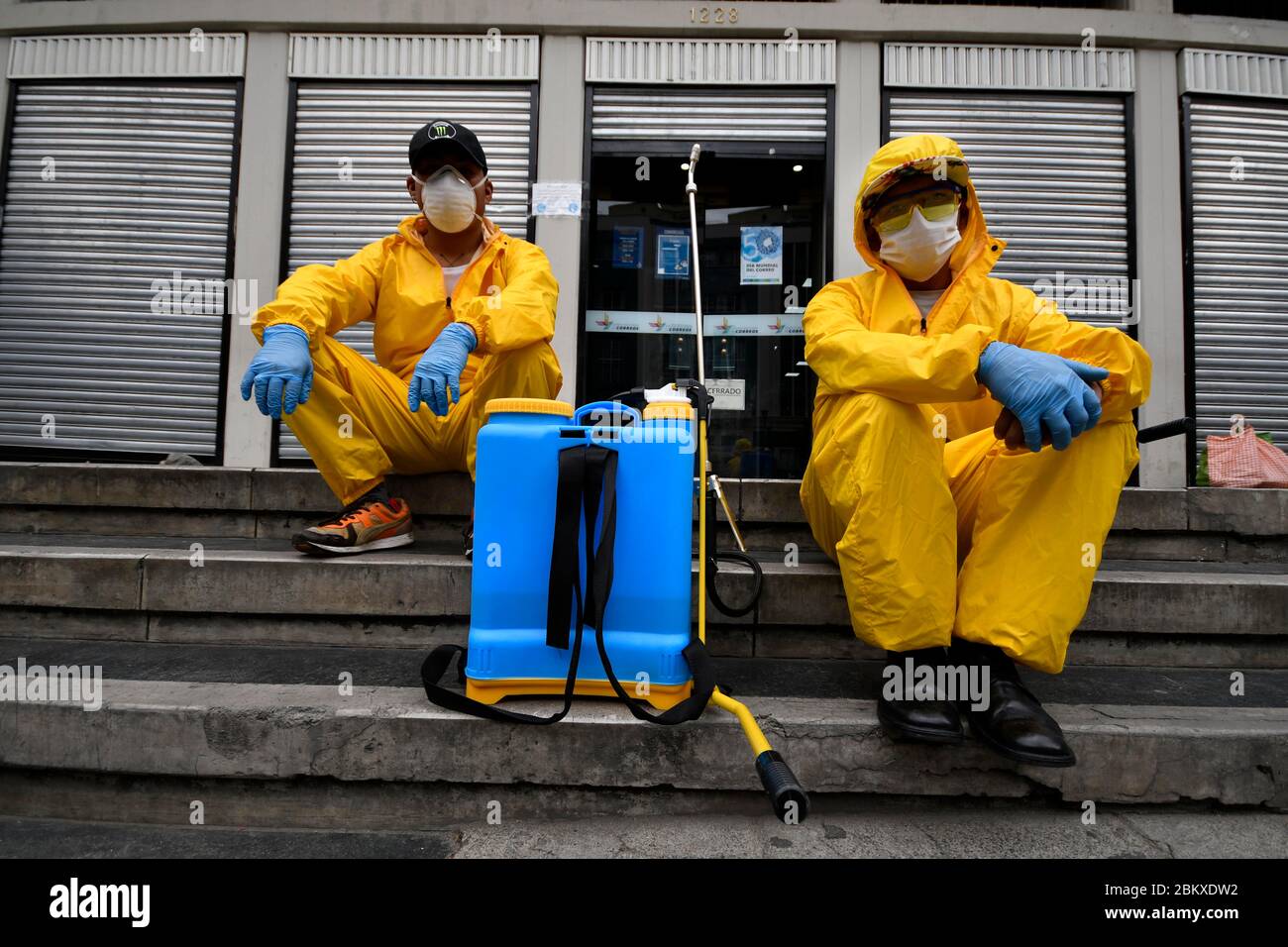 5 mai 2020, la Paz, LA PAZ, BOLIVIE: En Bolivie, la mauvaise situation économique du pays a poussé le développement des commerces dans la rue, sur la base de la vente de masques faciaux, gel d'alcool, «la «maladie en mouvement» et d'autres activités liées à la bio-sécurité. L'isolement dans les foyers a été annoncé, avec des peines de 1 à 10 ans de prison pour ceux qui violent cette loi et d'autres mesures. Les forces armées contrôlent la ville et maintiennent des points de contrôle organisés de façon stratégique. Les gens ont le droit d'obtenir de la nourriture une fois par semaine, selon le dernier numéro sur leur ID (image de crédit: © Christian Lombardi/ZUM Banque D'Images