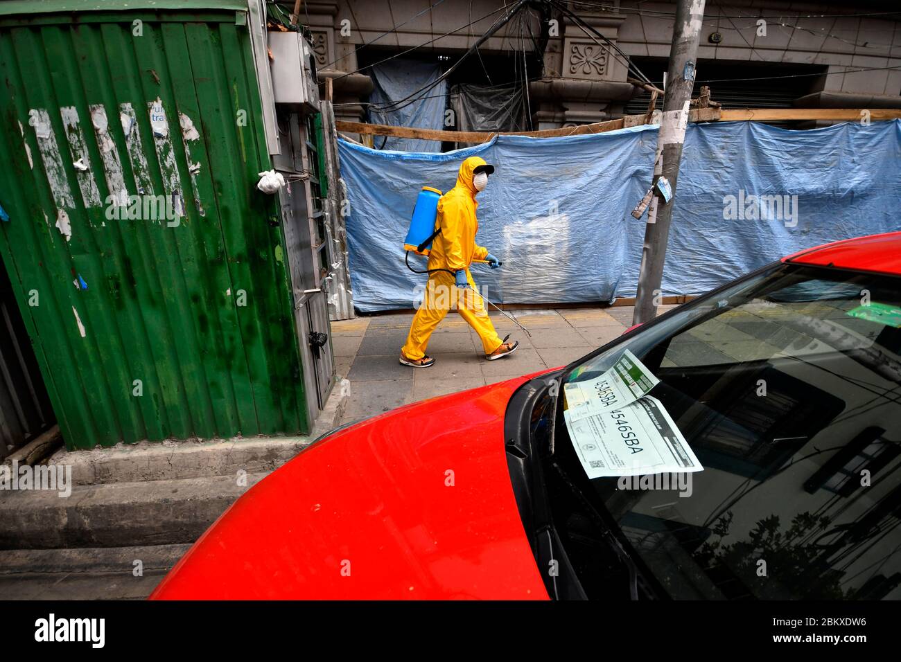 5 mai 2020, la Paz, LA PAZ, BOLIVIE: En Bolivie, la mauvaise situation économique du pays a poussé le développement des commerces dans la rue, sur la base de la vente de masques faciaux, gel d'alcool, «la «maladie en mouvement» et d'autres activités liées à la bio-sécurité. L'isolement dans les foyers a été annoncé, avec des peines de 1 à 10 ans de prison pour ceux qui violent cette loi et d'autres mesures. Les forces armées contrôlent la ville et maintiennent des points de contrôle organisés de façon stratégique. Les gens ont le droit d'obtenir de la nourriture une fois par semaine, selon le dernier numéro sur leur ID (image de crédit: © Christian Lombardi/ZUM Banque D'Images