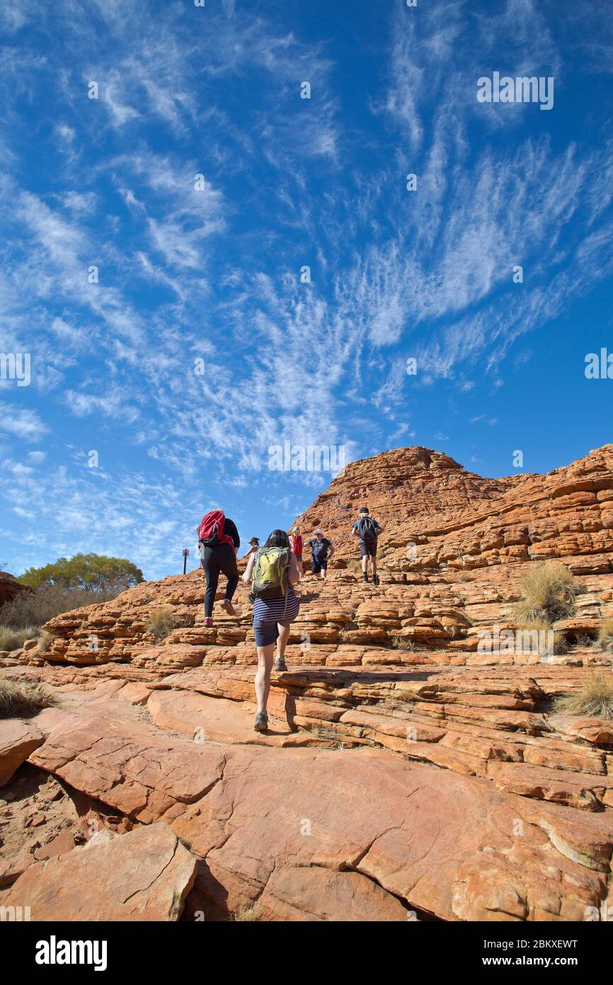 Randonneurs sur la promenade du plateau de Kings Canyon, territoire du Nord, Australie Banque D'Images