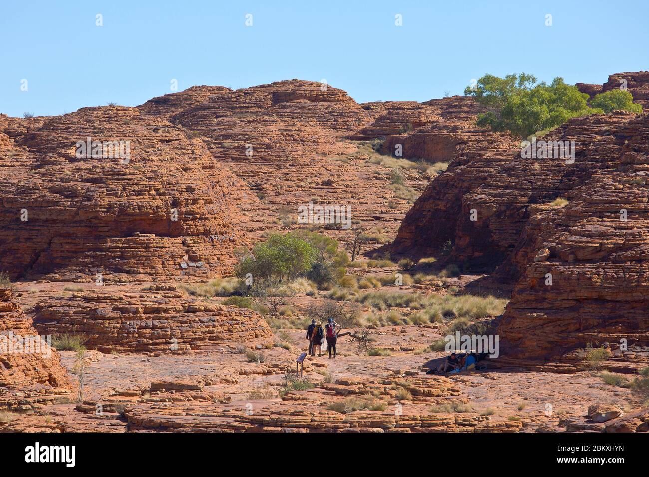 Randonneurs dans la ville perdue sur la promenade du plateau de Kings Canyon, territoire du Nord, Australie Banque D'Images