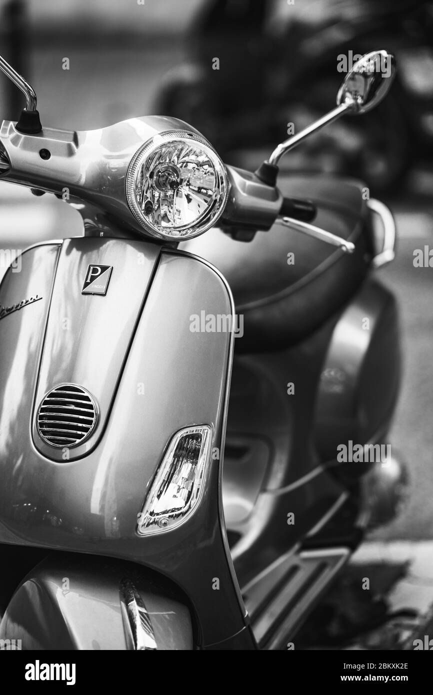 Moto garée dans la rue en noir et blanc Banque D'Images