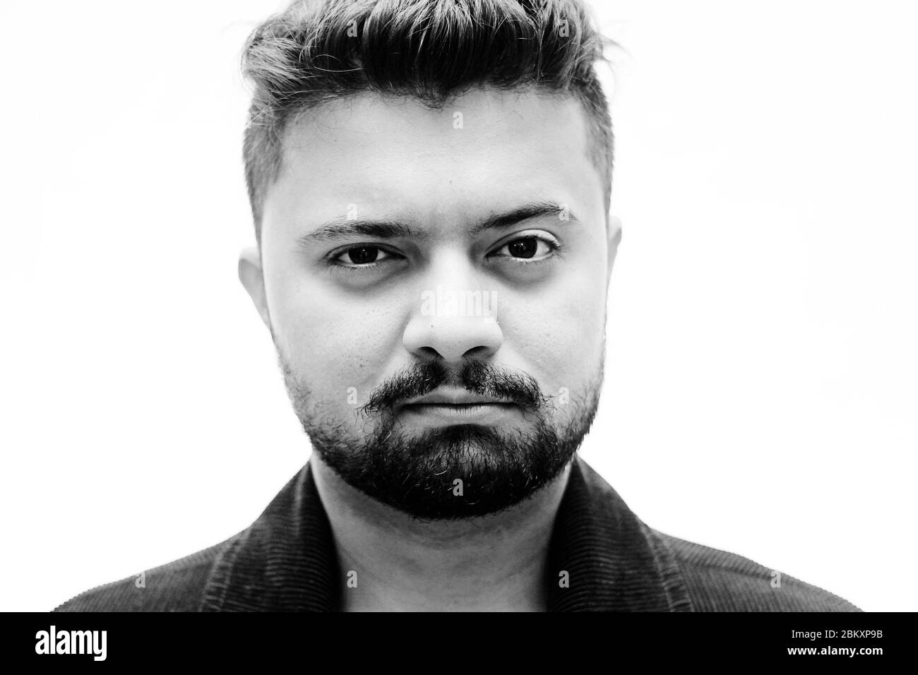 Portrait d'UN jeune homme de race blanche expression faciale insatisfaite isolée sur fond blanc Banque D'Images