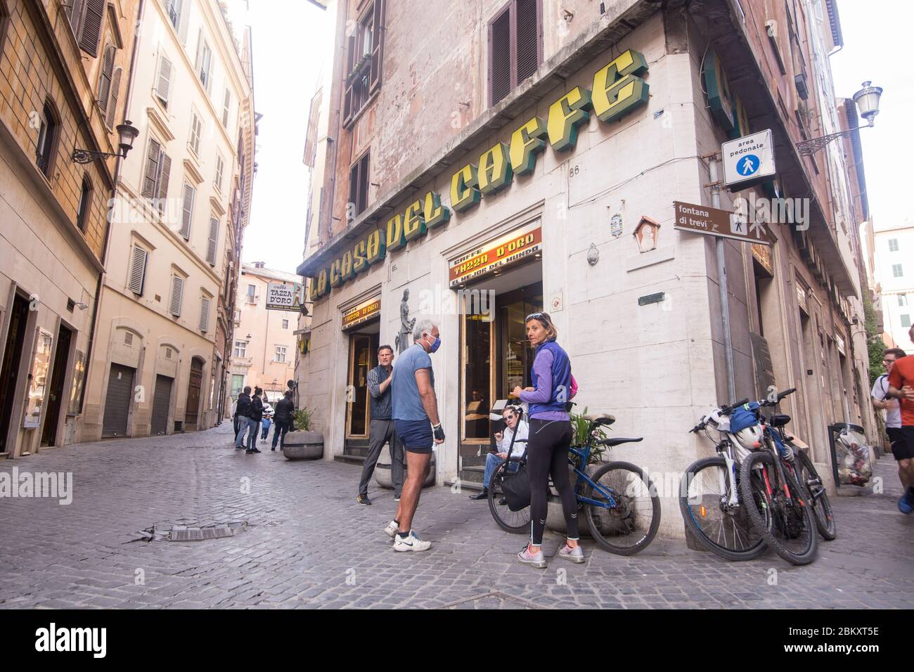 Roma, Italie. 05e mai 2020. Vue du bar Tazza d'Oro près du Panthéon à Rome après le début de la phase 2 de Covid-19, hier, 4 mai 2020, les bars ont rouvert après deux mois de confinement (photo de Matteo Nardone/Pacific Press) Credit: Pacific Press Agency/Alay Live News Banque D'Images