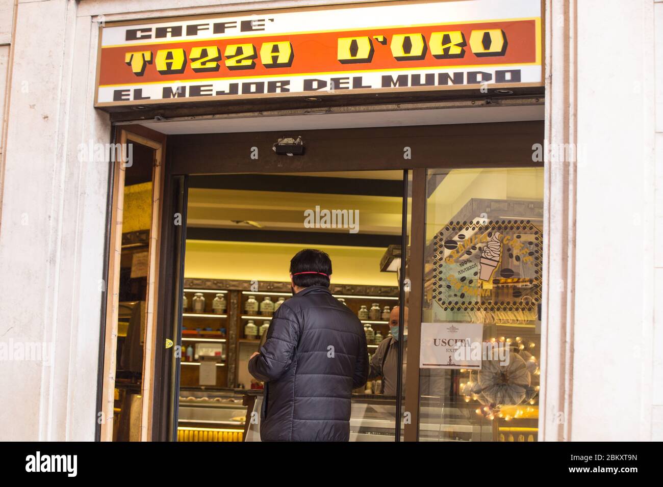 Roma, Italie. 05e mai 2020. Vue du bar Tazza d'Oro près du Panthéon à Rome après le début de la phase 2 de Covid-19, hier, 4 mai 2020, les bars ont rouvert après deux mois de confinement (photo de Matteo Nardone/Pacific Press) Credit: Pacific Press Agency/Alay Live News Banque D'Images