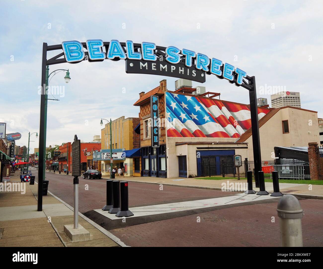 Memphis, Tennessee - 22 juillet 2019 : le panneau bleu au néon marquant une entrée de la célèbre et historique rue Beale. Le panneau a été érigé en 2018. Banque D'Images