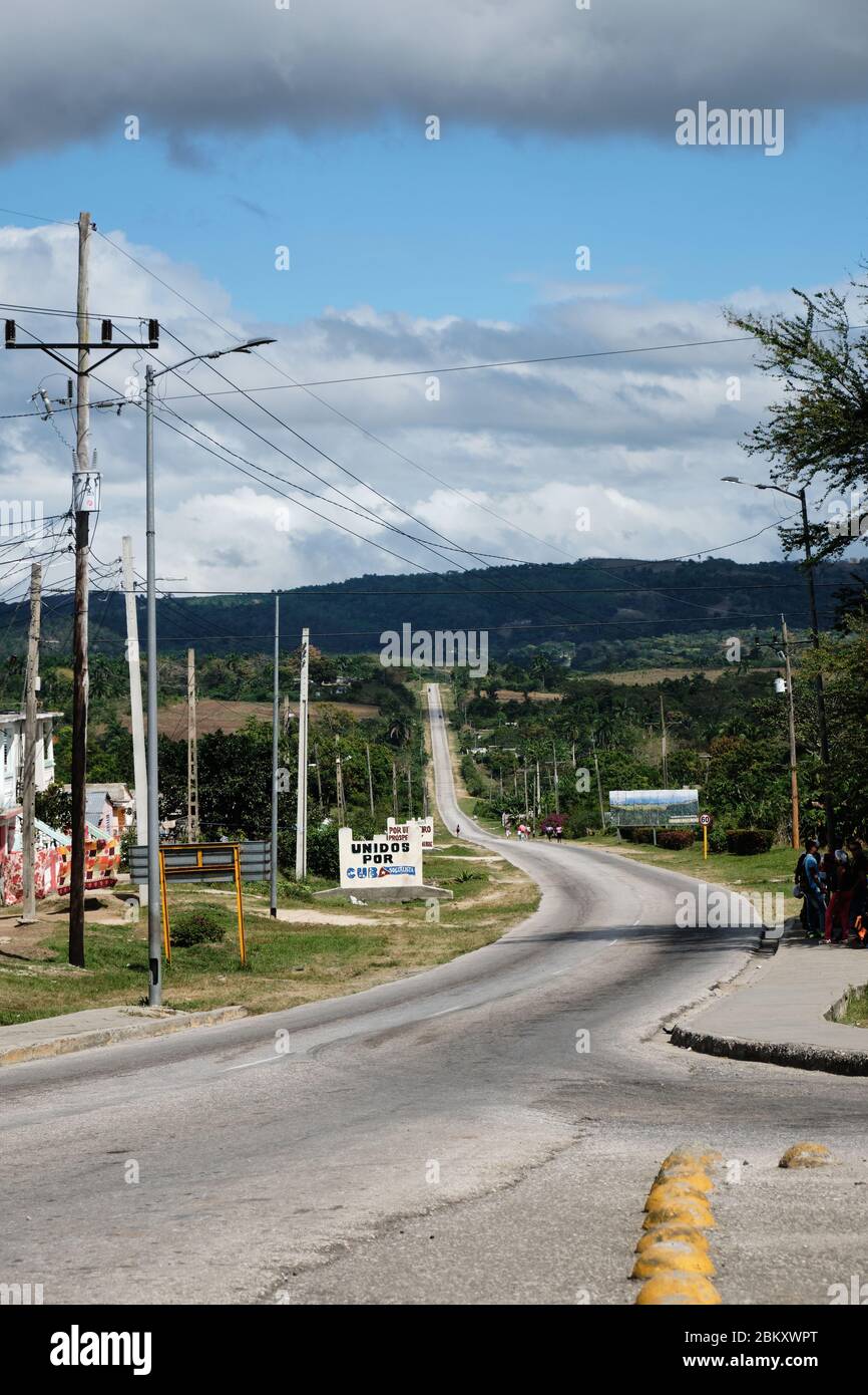 Longue route vide sans voiture Banque D'Images