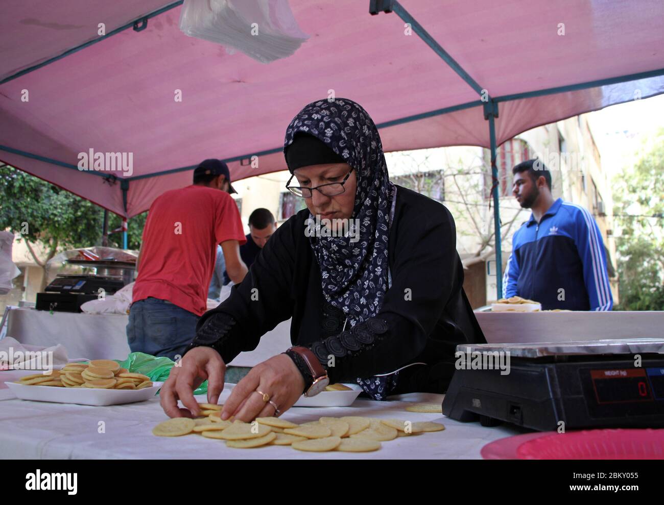 Gaza. 4 mai 2020. Nahida al-Nimr fabrique des bonbons traditionnels appelés « Qatayef », un dessert typique du mois Saint du Ramadan, dans une petite tente dans le quartier de Tal al al-Hawa à Gaza, le 4 mai 2020. Nahida al-Nimr, dans ses années 60, était occupée à vendre son Qatayef spécial à des clients. POUR ALLER AVEC: 'Feature: Les femmes palestiniennes cuisent pour gagner de l'argent pour la vie pendant le Ramadan' crédit: Rizek Abdeljawad/Xinhua/Alamy Live News Banque D'Images