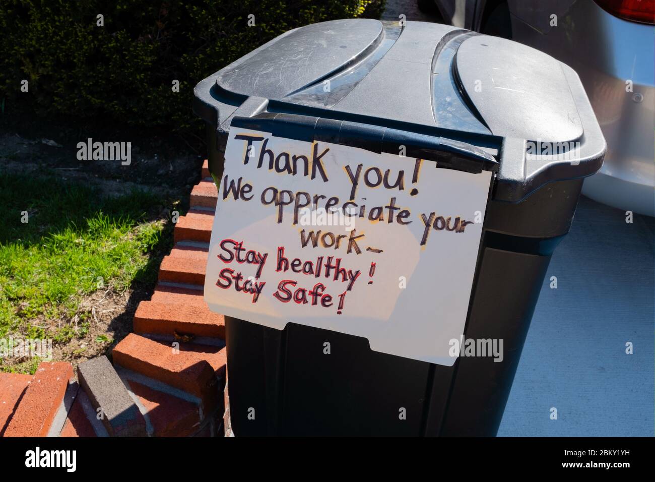 Brooklyn, NY - 17 avril 2020. Une poubelle devant une résidence sur la E 29e rue dans le quartier Midwood de Brooklyn avec une pancarte à la main donnant à la TH Banque D'Images