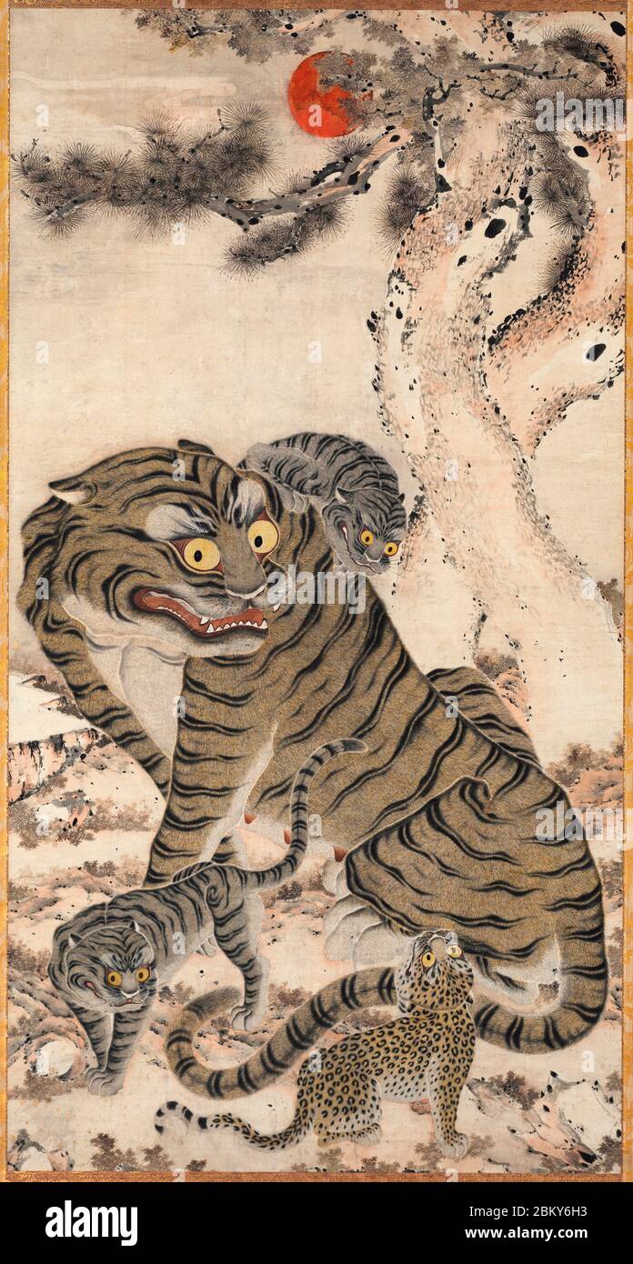 Famille Tiger, fin 1800. Corée, dynastie Joseon (1392-1910) - dans les montagnes profondes où poussent les vieux pins, une dîme, ses deux petits, et un léopard accueillent le soleil levant. Banque D'Images