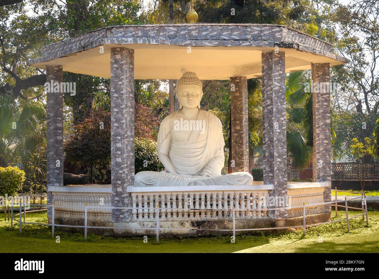 Statue de bouddha de Gautam dans le parc public a Jalandher, Punjab, Inde. Banque D'Images