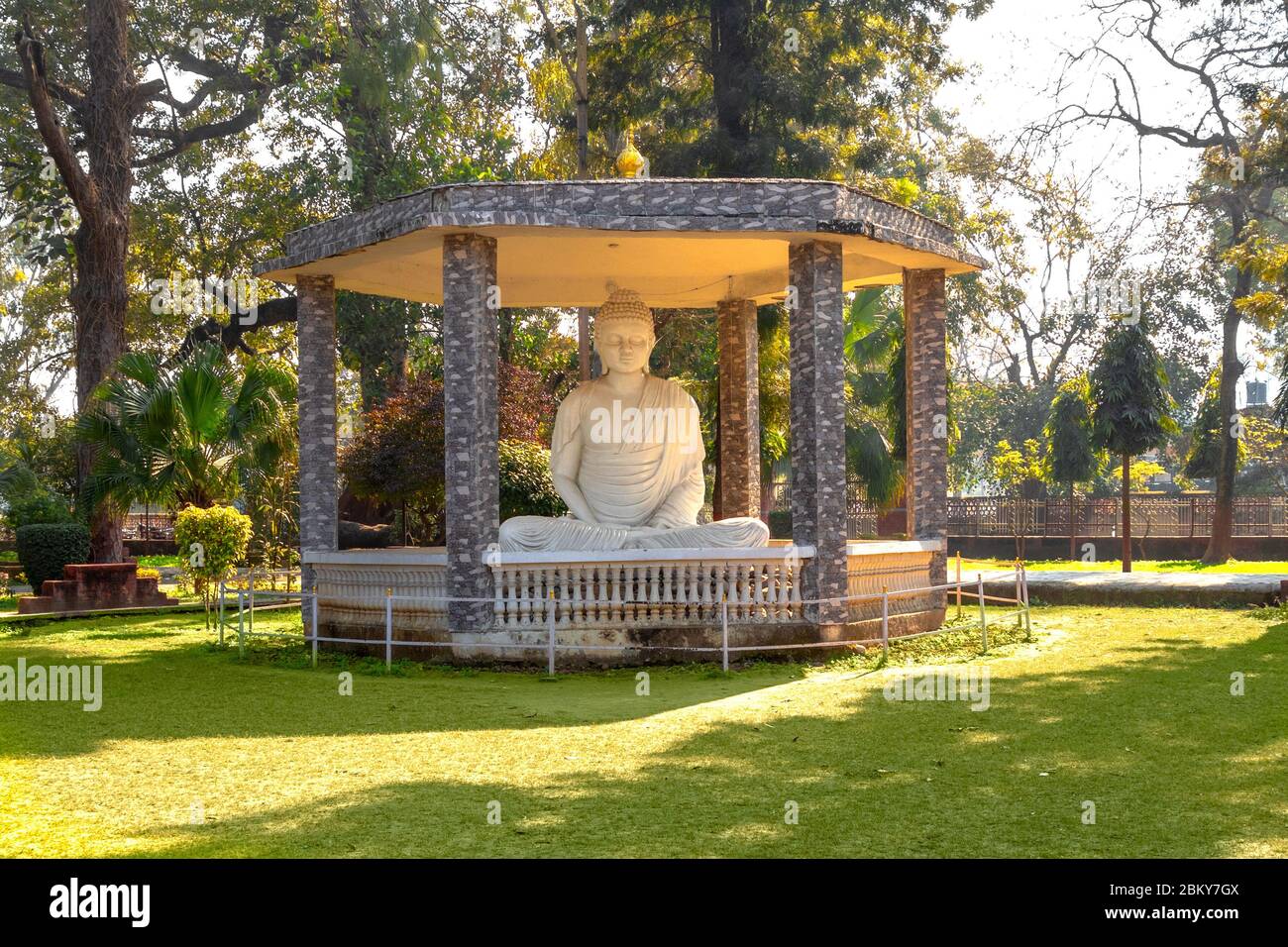 Statue de bouddha de Gautam dans le parc public a Jalandher, Punjab, Inde. Banque D'Images