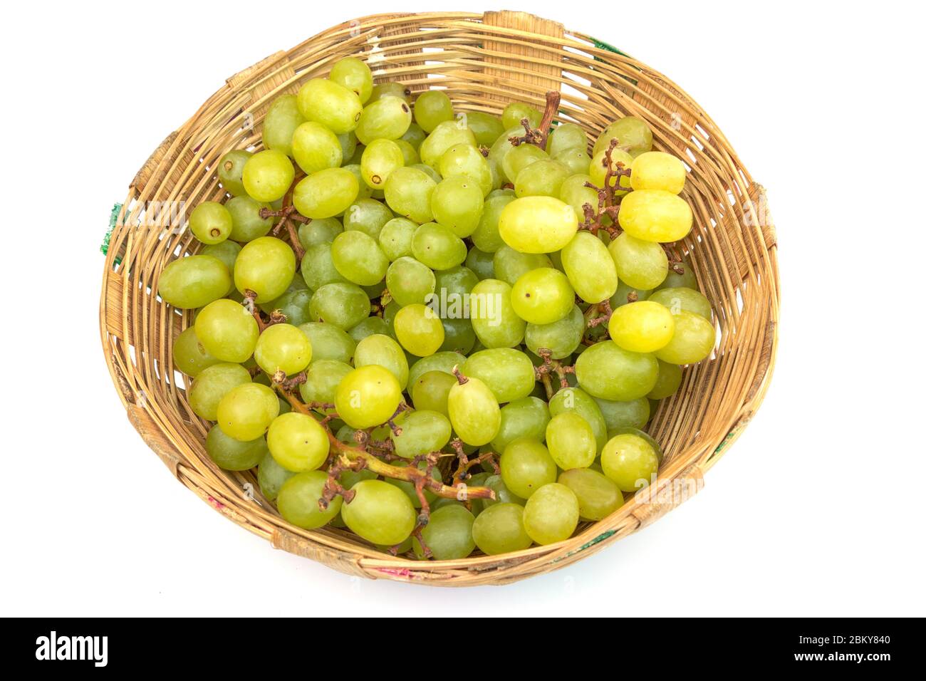 Raisins frais verts isolés sur fond blanc avec passe-cheveux. Banque D'Images