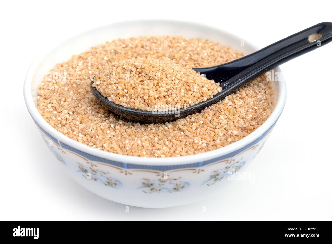 Bulgur (Daliya) dans un bol, grains de blé Bulgur, aliments céréaliers crus, blé fissuré séché. Banque D'Images